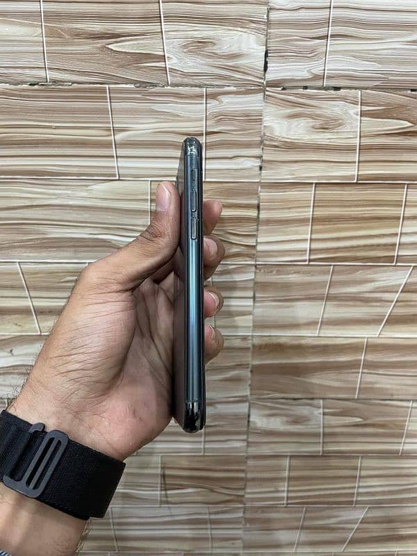 iPhone 11 Pro, 64Gb, 76 Battery Health, True Tone Ok, Face id Working 2