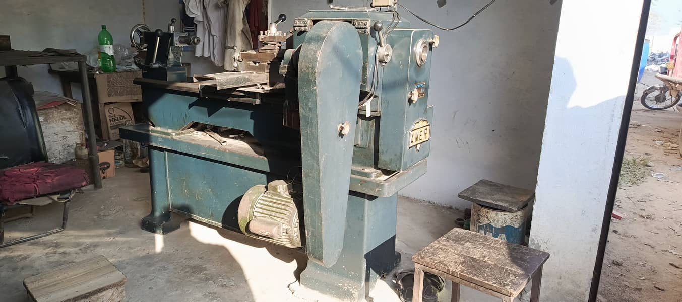 Lathe Machine and accessories for sale 5