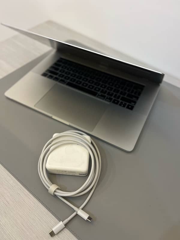 Macbook Pro 2018 | 198 Cycles | 512 GB | Original Charger | 10/10 6