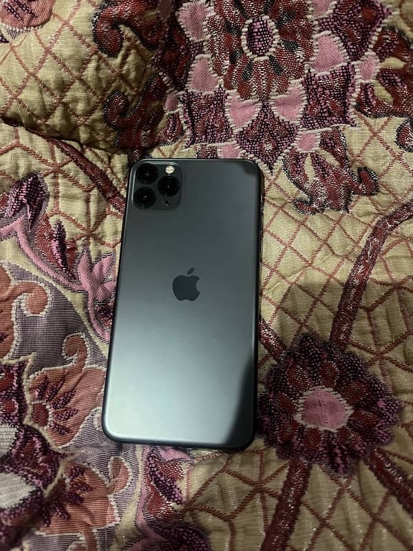 iphone 11 prom max full 10/10condition 8