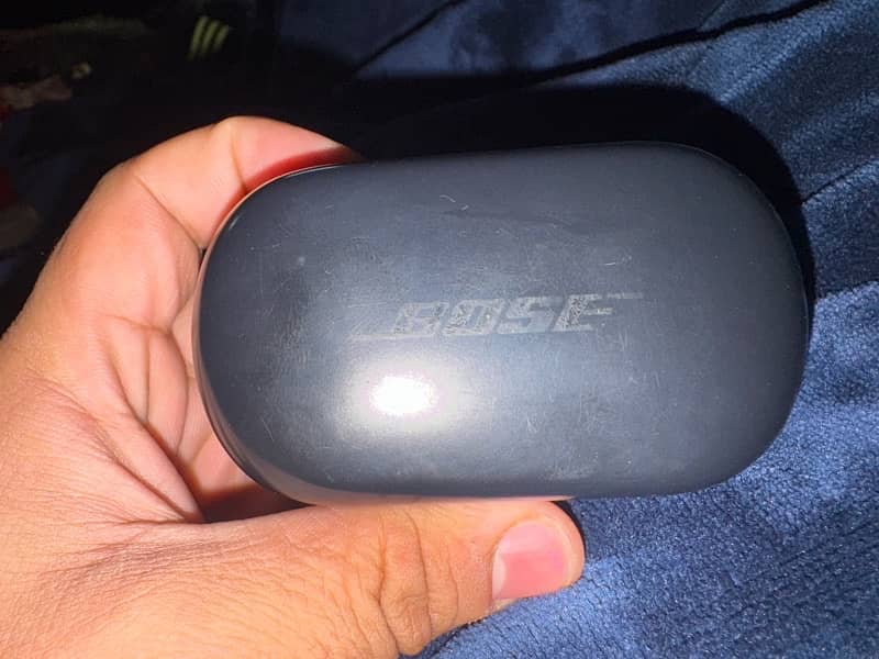 Bose Quietcomfort earbuds  with charging  case 3