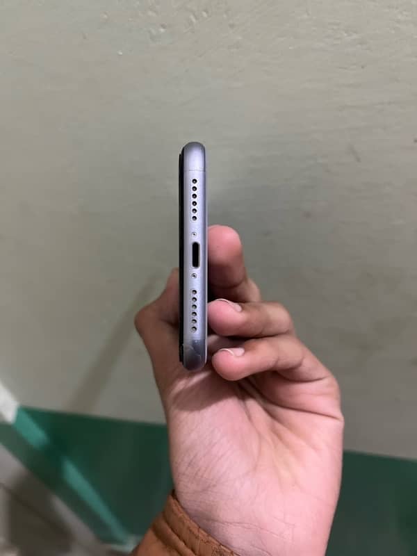 iPhone 11 128gb jv with 93%battery health mobile condition 10/10. 4