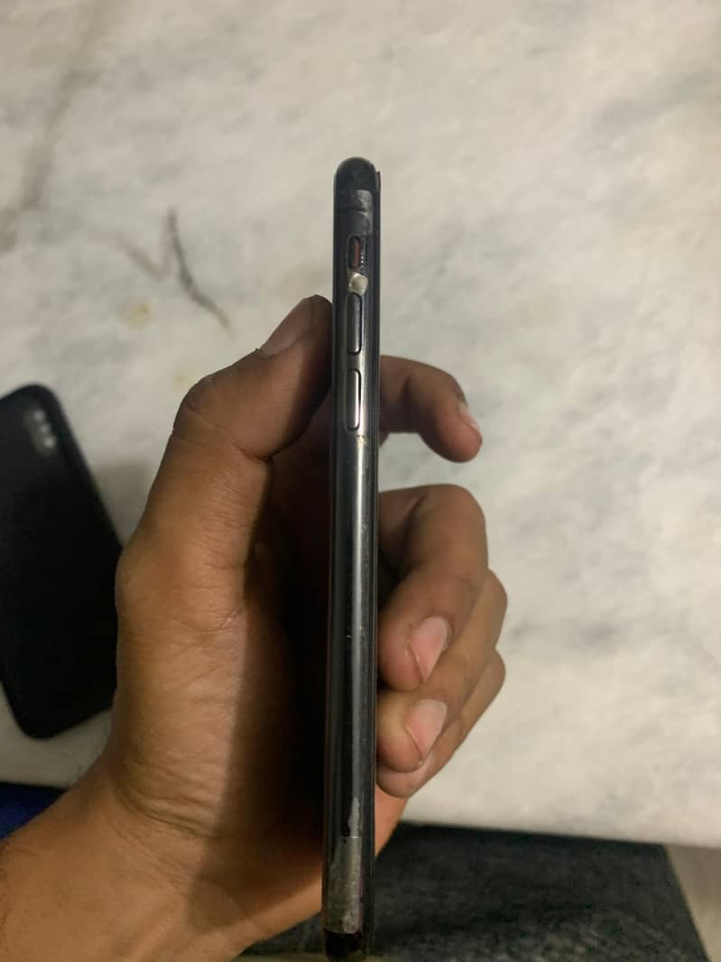 Apple iPhone X 4