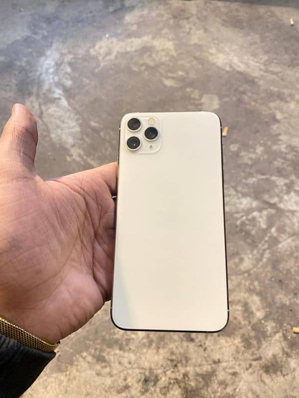 I phone 11 pro max condition 10/10 white color 2