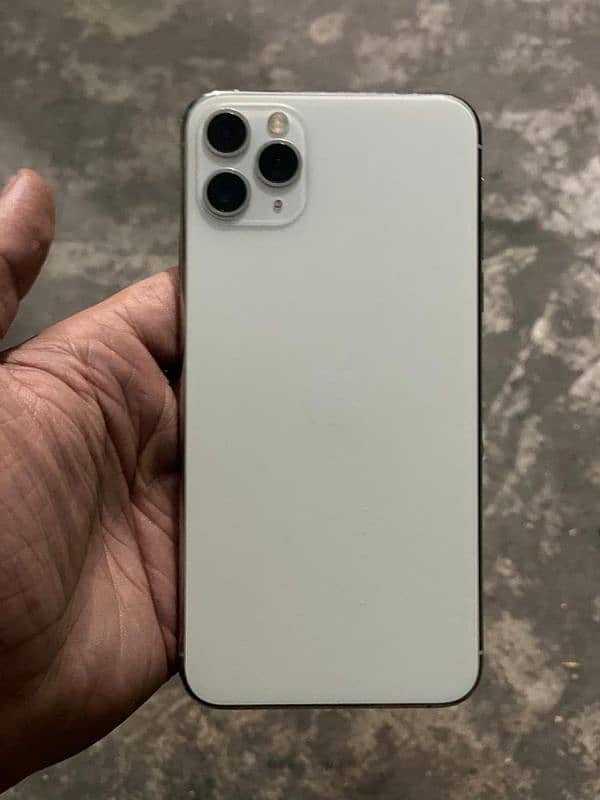 I phone 11 pro max condition 10/10 white color 4