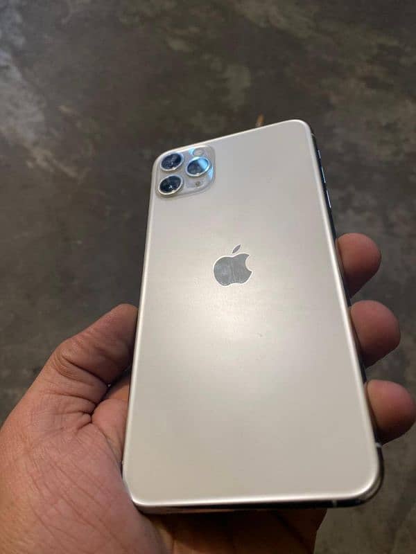 I phone 11 pro max condition 10/10 white color 6