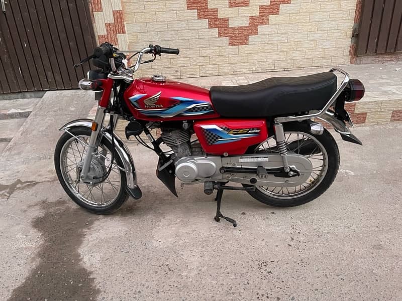 I'm Selling my super bike *Honda CG 125 *Model 2024 _* 9