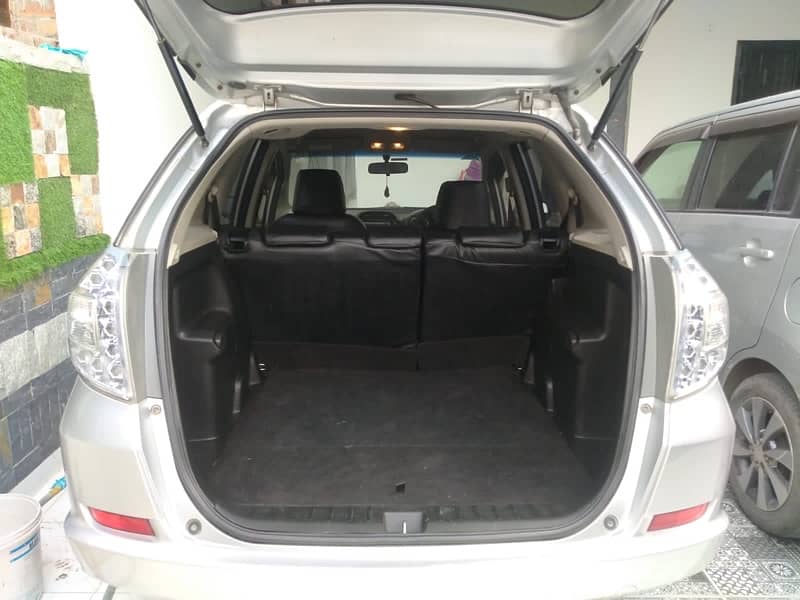 Honda Fit shuttle Hybrid 2012 5