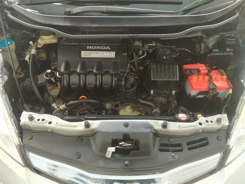 Honda Fit shuttle Hybrid 2012 12