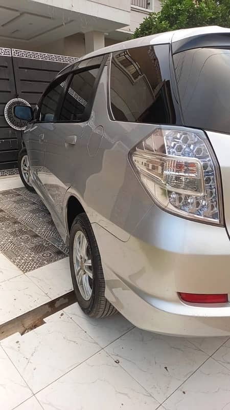 Honda Fit shuttle Hybrid 2012 17