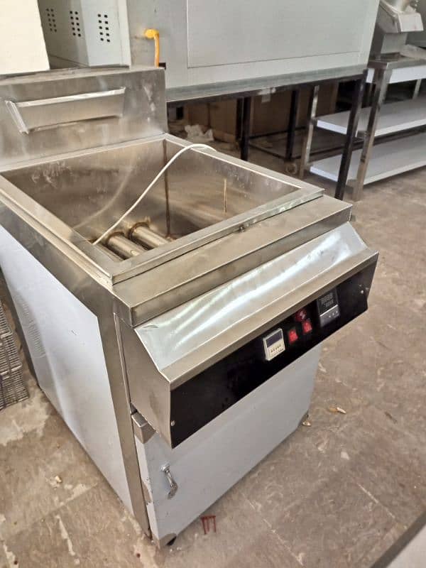 Fryer 32 Liter , single tank 3 basket 0