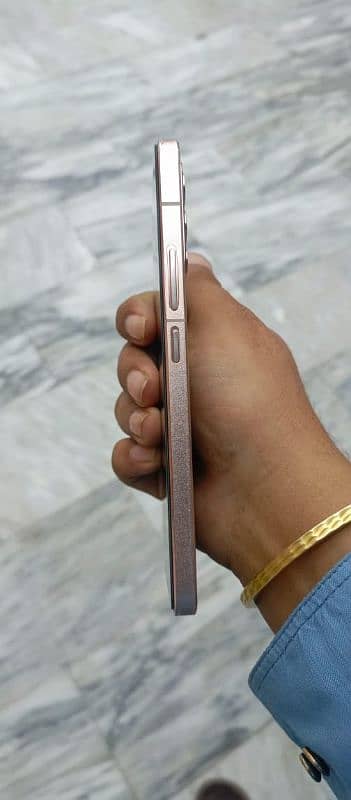 vivo v23 5g golden colour 2