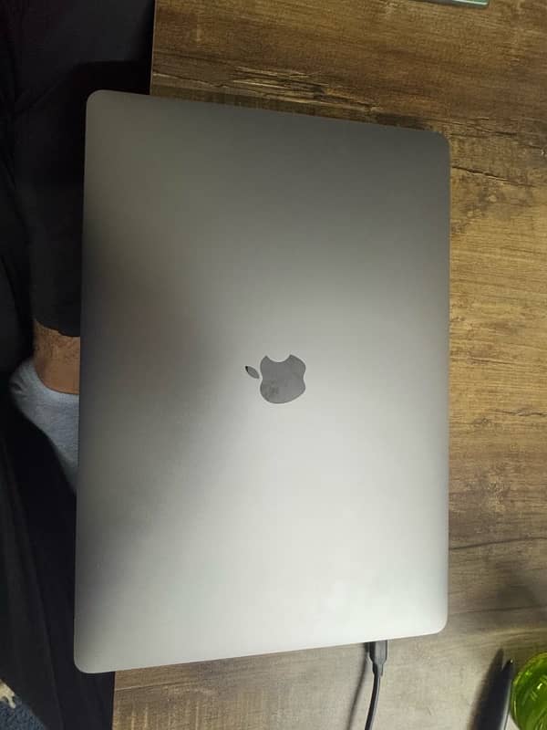 macbook pro 2019 i9 15.4 inch 32 gb ram 7