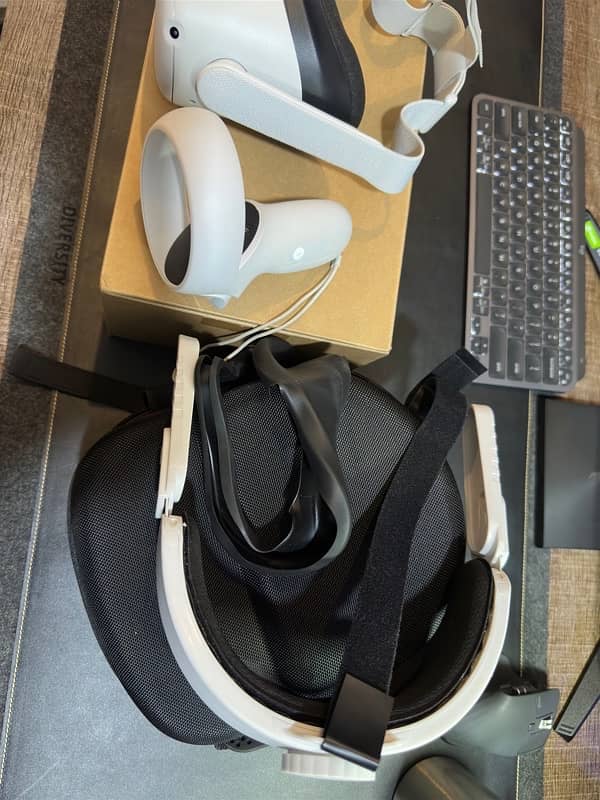 Oculus Meta Quest 2 (256 Gb) Box Open Condition 9