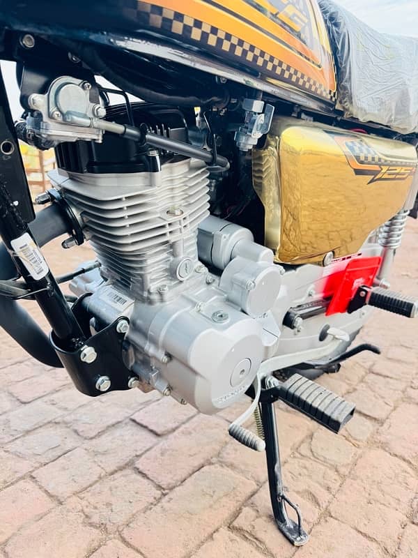 Honda CG 125S Gold Black 3