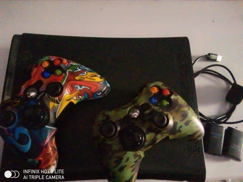 Xbox360,2 wireless controllers,chargeable batteries 0