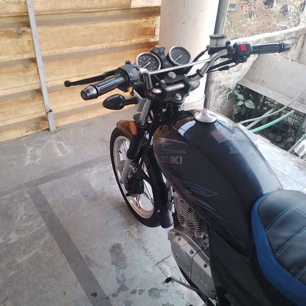 Suzuki 150GS 4