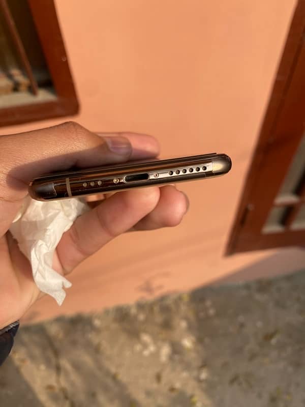 iphone xs gold 64gb factory unlock. waterpack 11