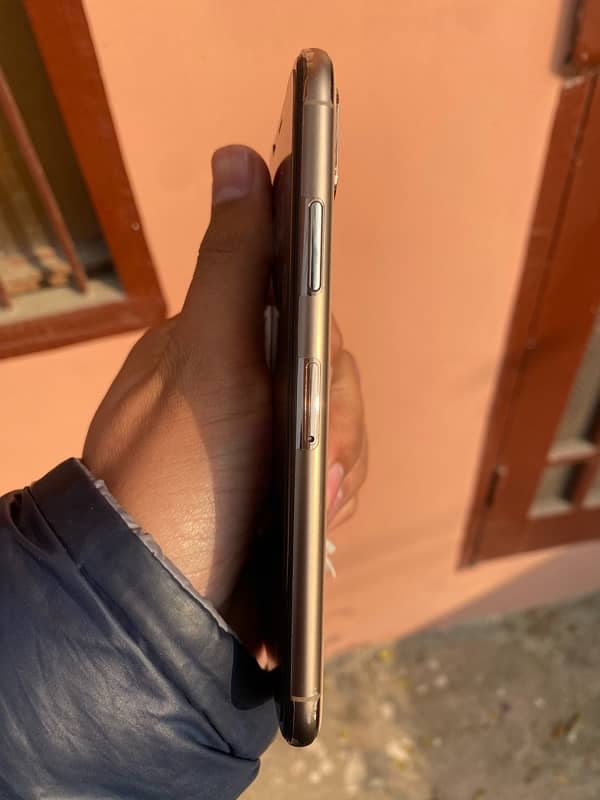 iphone xs gold 64gb factory unlock. waterpack 12