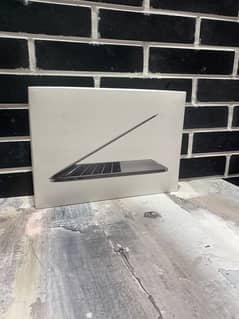 apple MacBook Pro 2017 with box