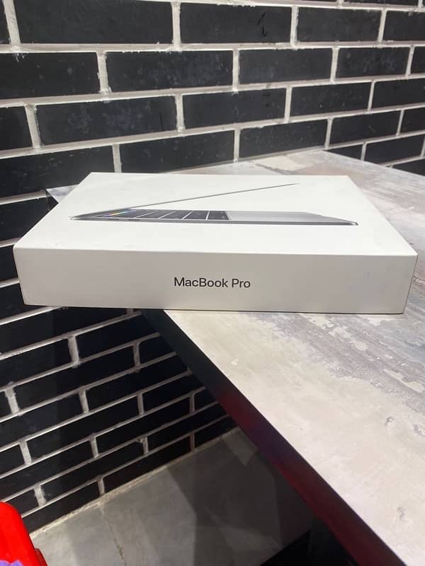 apple MacBook Pro 2017 with box 2