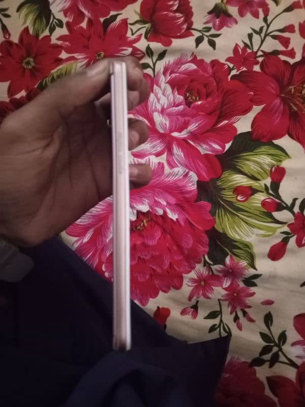 OPPO F1s 4/64 10/8 without charger and box id card copy mil jygi 4