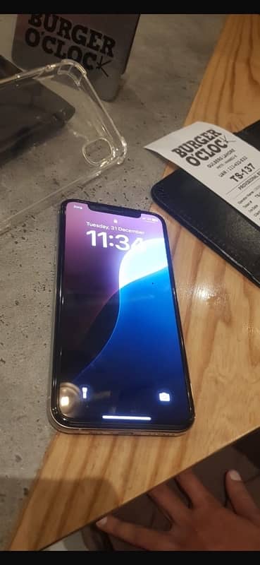 iphone xs in good condition 2