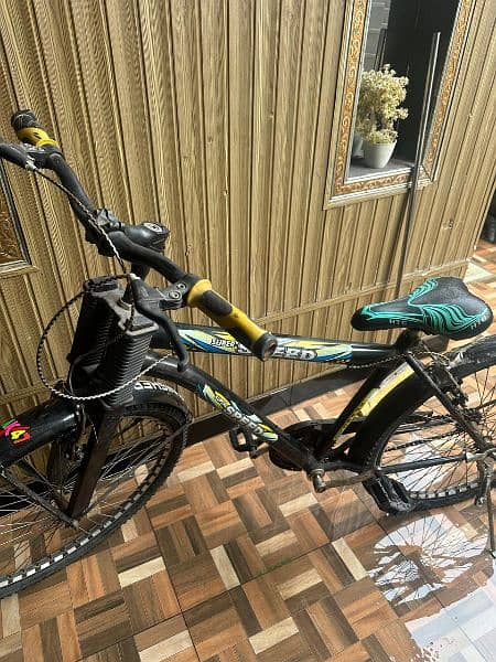 bicycle only 1 year used 10/10 condition 1