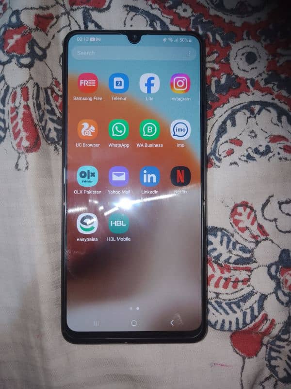 selling Samsung A32 with box 5