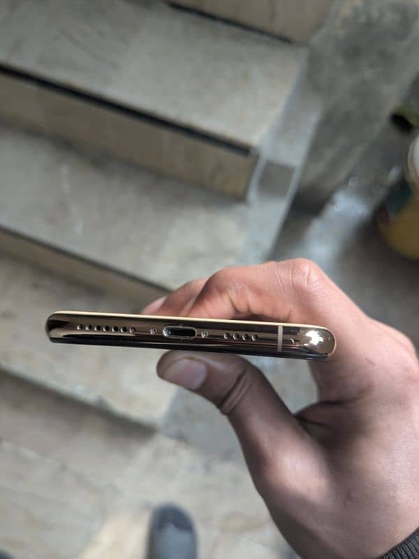 iPhone 11 Pro Max - 256GB - Gold - 10/10 5