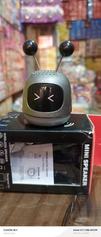 robot Bluetooth speaker 0