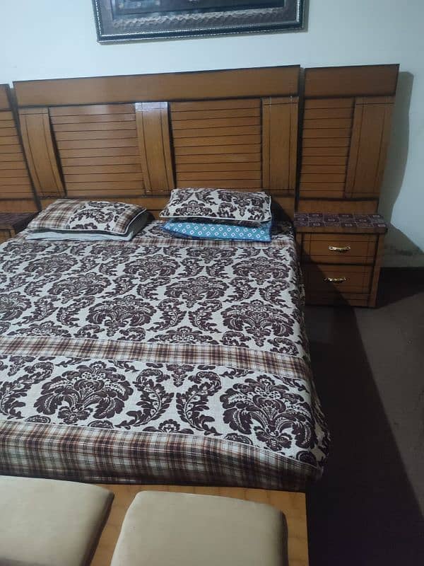 Bed in great condition with matters and showcase 1