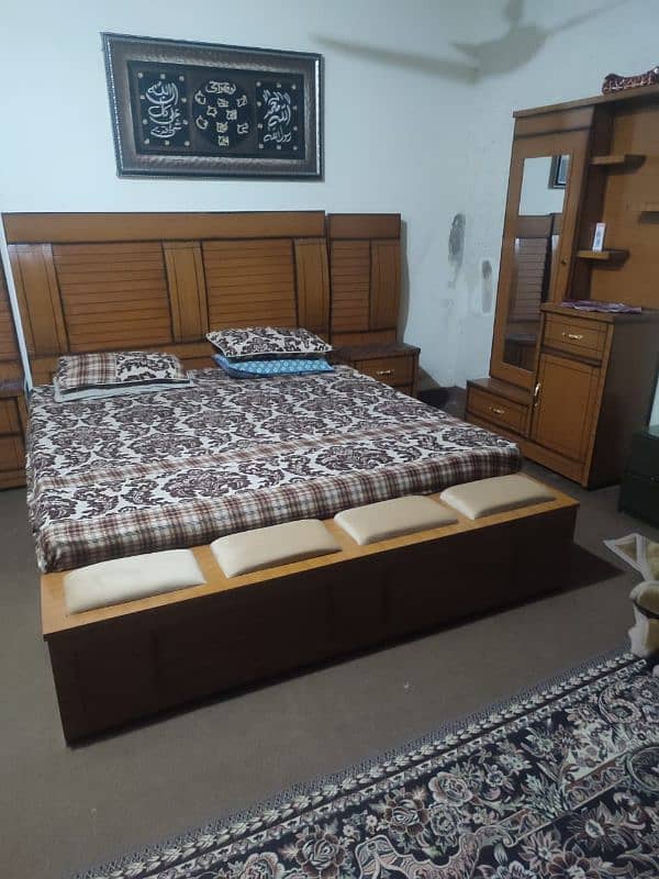 Bed in great condition with matters and showcase 2