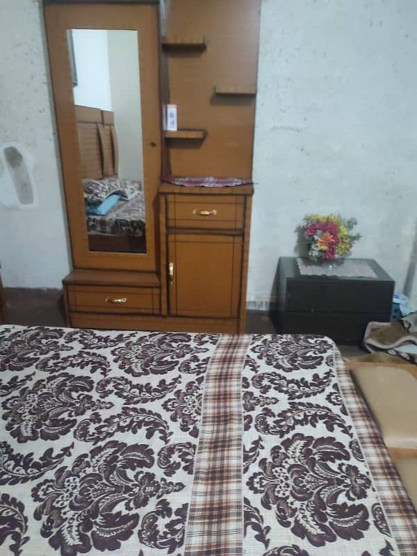 Bed in great condition with matters and showcase 3