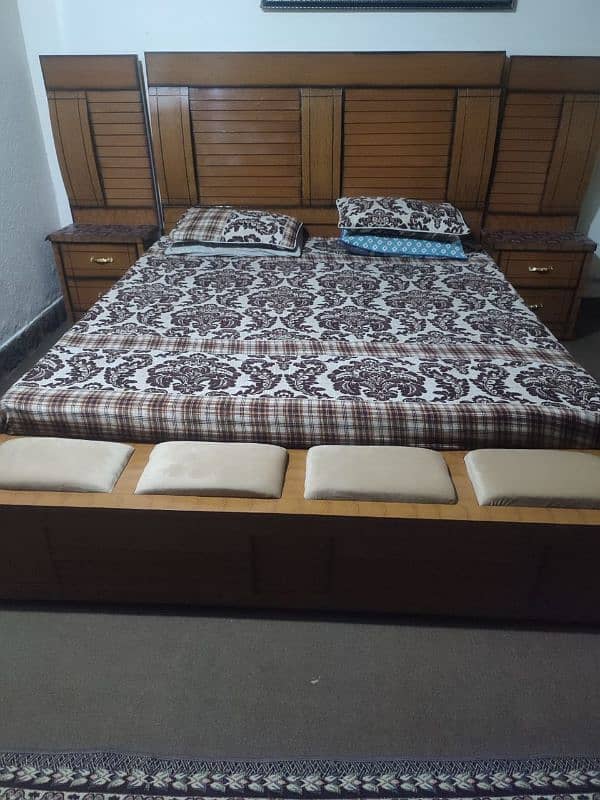 Bed in great condition with matters and showcase 4