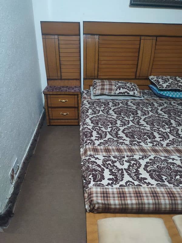 Bed in great condition with matters and showcase 5