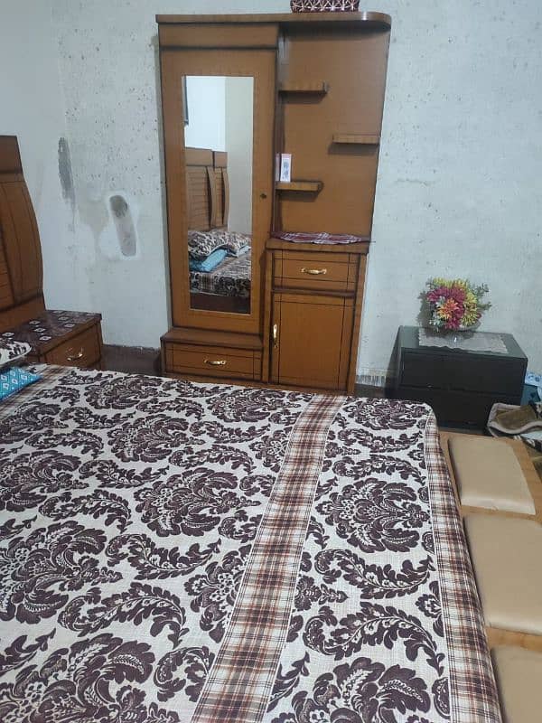 Bed in great condition with matters and showcase 6