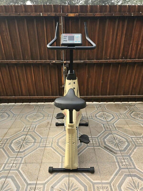 life fitness cycle 4000 cream colour V good coundition 1