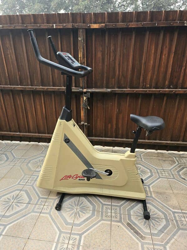 life fitness cycle 4000 cream colour V good coundition 3