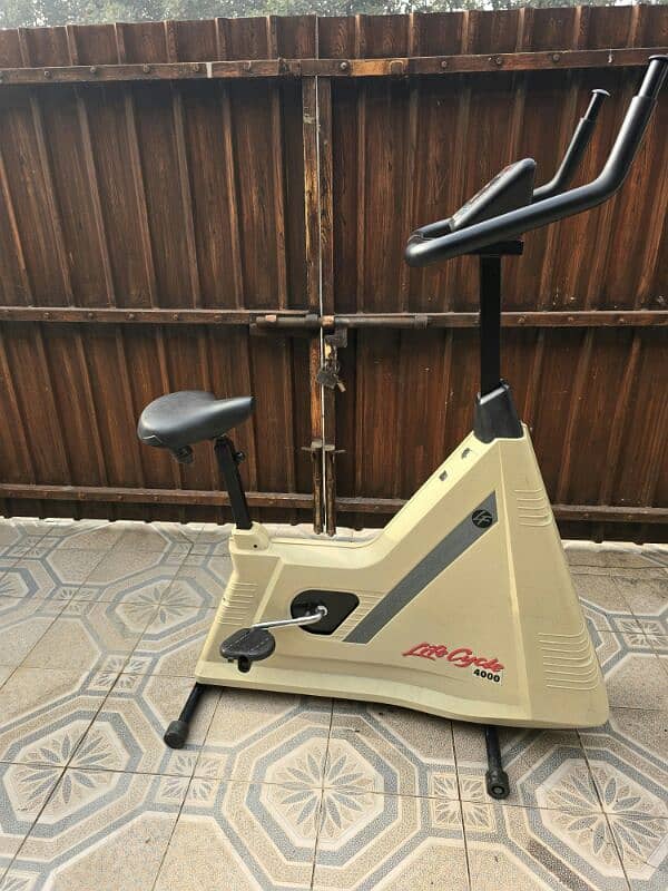 life fitness cycle 4000 cream colour V good coundition 4