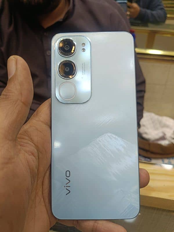 vivo y19s mobile and charger 10by10 11 month warranty 1