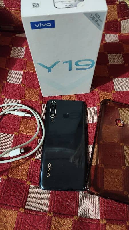 vivo y19 4/128 ony glass crack panel working fine. 8/10 condition 2