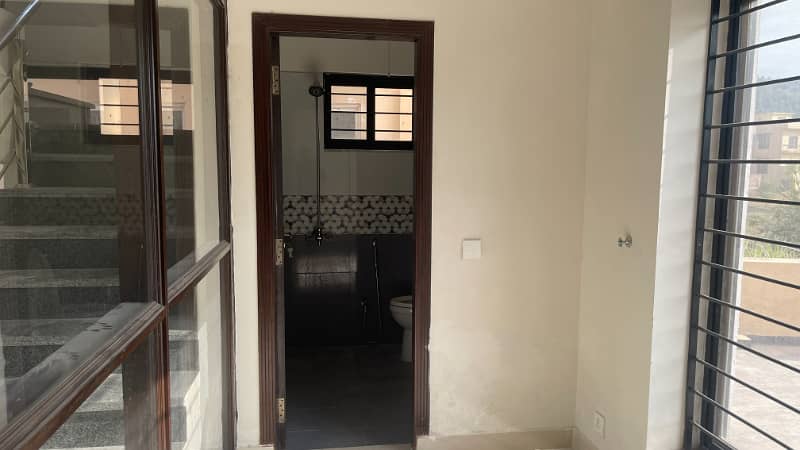 LUXURY 12 MARLA UPPER PORTION FOR RENT 3