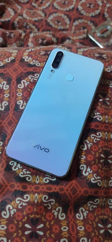 VIVO mobile for sale with attractive memory specs 4