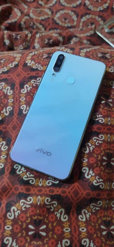 VIVO mobile for sale with attractive memory specs 5