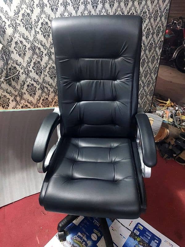 Luxury Office Chairs Available / Comfort Boss Chair 0