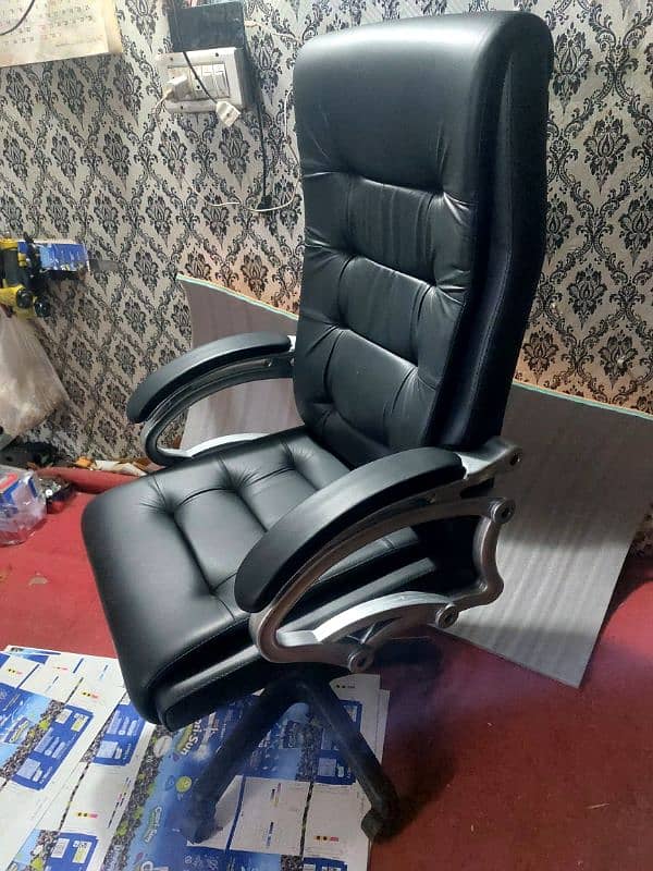 Luxury Office Chairs Available / Comfort Boss Chair 1