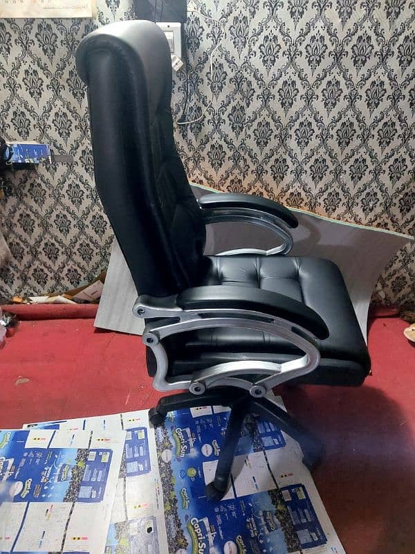 Luxury Office Chairs Available / Comfort Boss Chair 2