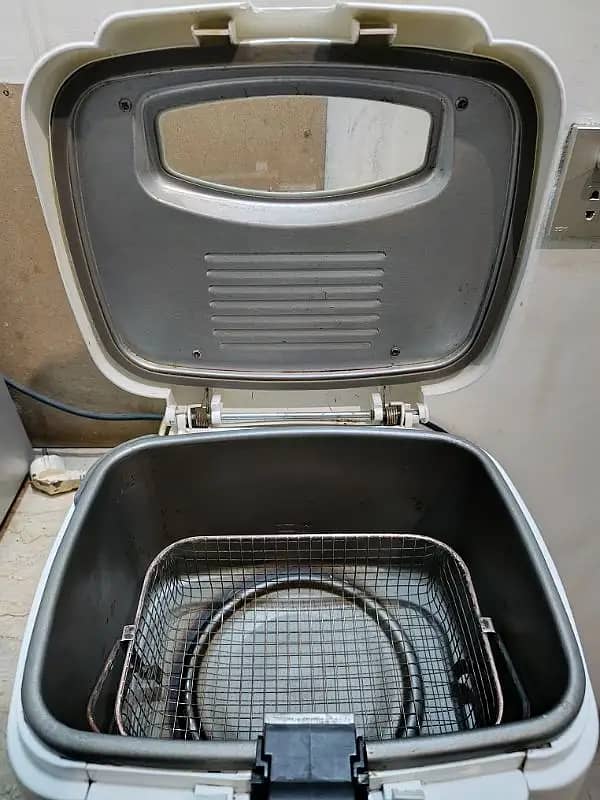 Deep Fryer - With Removable Basket & Adjustable Temprature 2