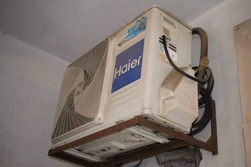 Hair 1.5ton Non Inverter AC, 9/10 condition 6